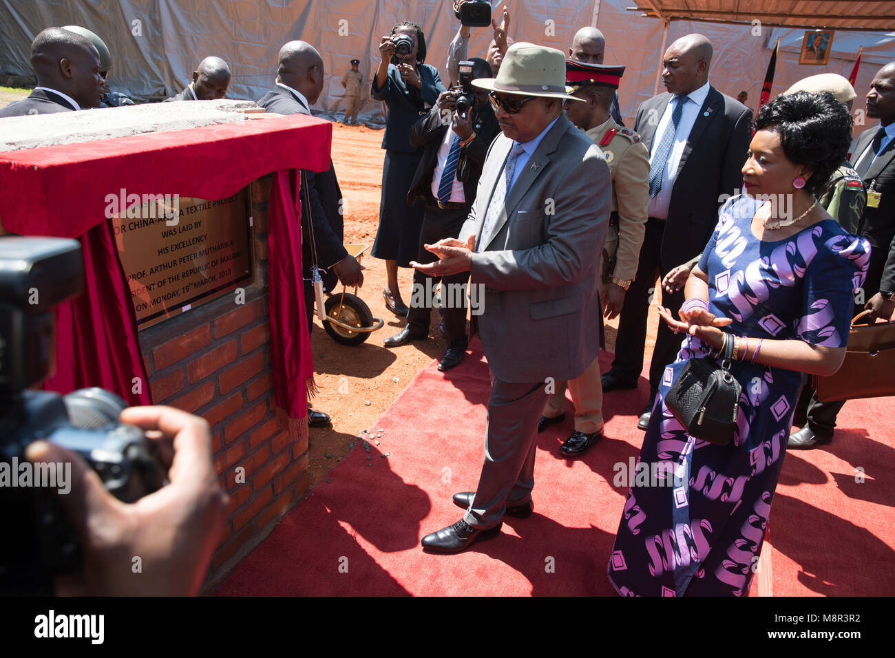 Salima. Mar 19, 2018. Le Président malawite Peter Mutharika (C) assiste à la cérémonie d'inauguration des travaux de l'établissement d'une usine de textile par China-Malawi Société coton au centre du Malawi, district de Salima le 19 mars 2018. Une société chinoise a lancé lundi une cérémonie d'inauguration des travaux de construction des usines de textile au Malawi, où le gouvernement dit va grandement favoriser l'industrialisation de son lecteur. Credit : Peng Lijun/Xinhua/Alamy Live News Banque D'Images