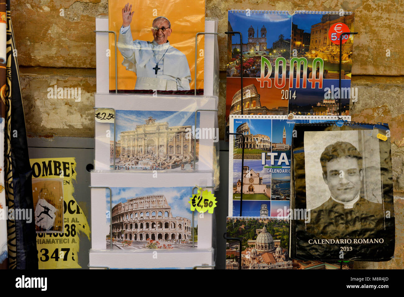 Rome. Souvenirs montrant le nouveau Pape François sont vendus dans un magasin. L'Italie. Banque D'Images Rome. Souvenirs montrant le nouveau Pape François sont vendus dans un magasin. L'Italie. Banque D'Images