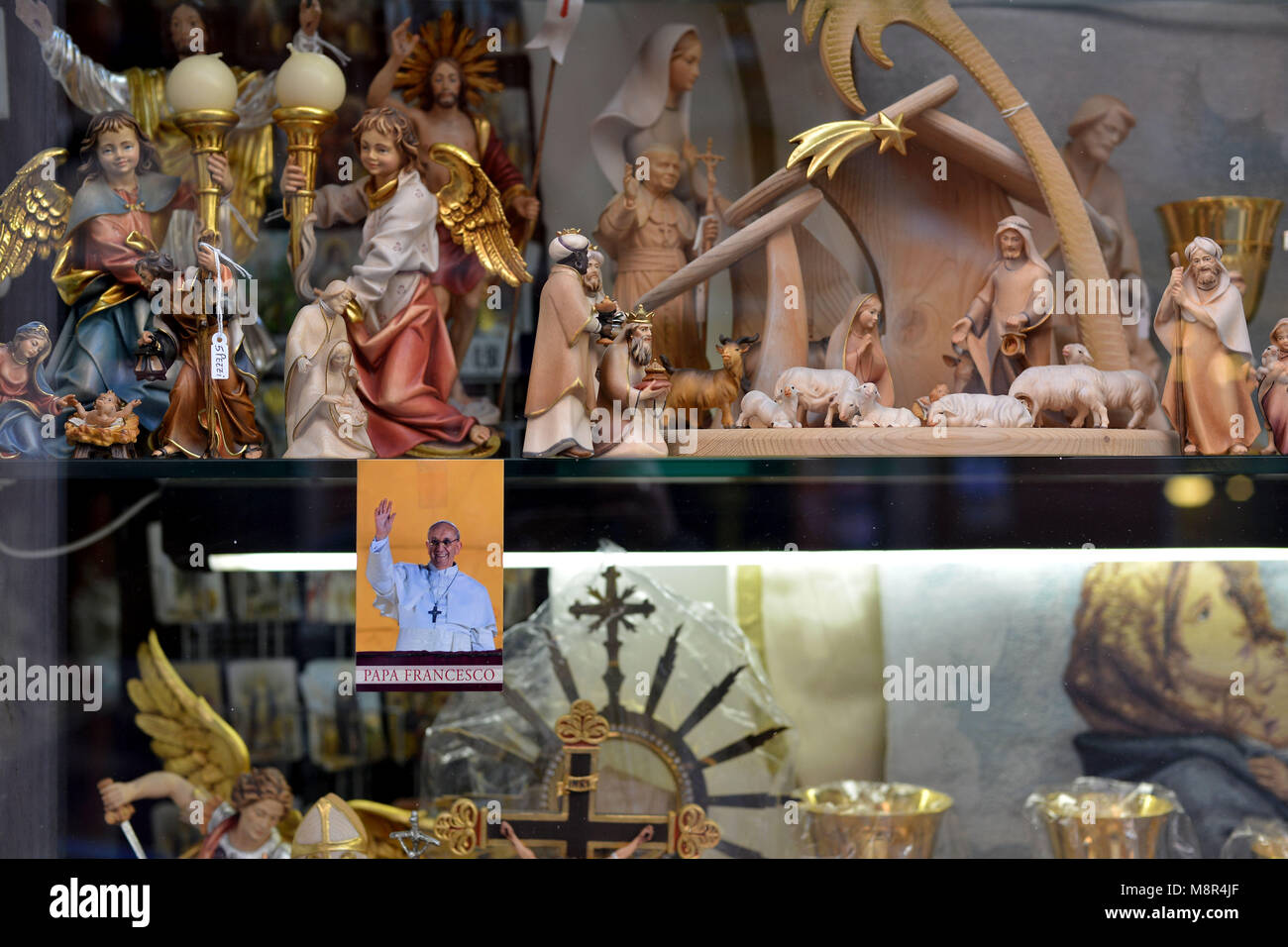 Rome. Souvenirs montrant le nouveau Pape François sont vendus dans un magasin. L'Italie. Banque D'Images Rome. Souvenirs montrant le nouveau Pape François sont vendus dans un magasin. L'Italie. Banque D'Images