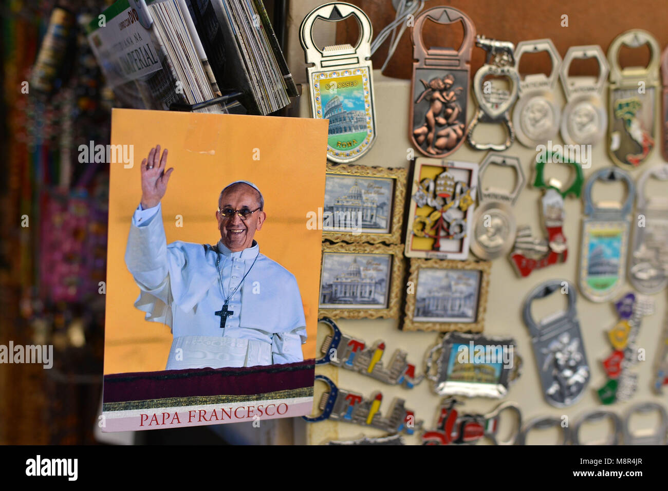 Rome. Souvenirs montrant le nouveau Pape François sont vendus dans un magasin. L'Italie. Banque D'Images Rome. Souvenirs montrant le nouveau Pape François sont vendus dans un magasin. L'Italie. Banque D'Images