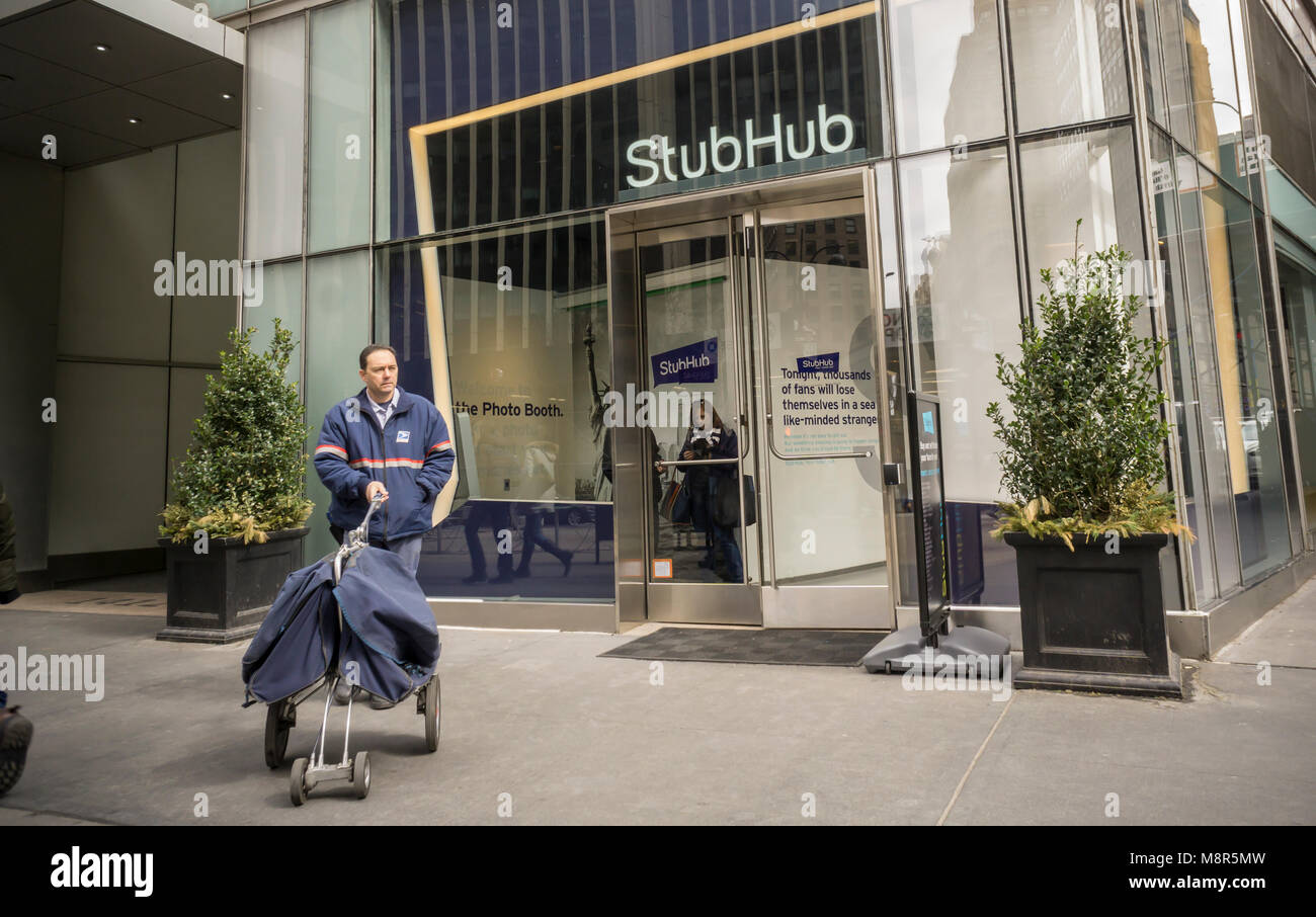 Un courtier de billet en vitrine StubHub Midtown à New York, le samedi 10 mars 2018. StubHub est administré par eBay. (© Richard B. Levine) Banque D'Images