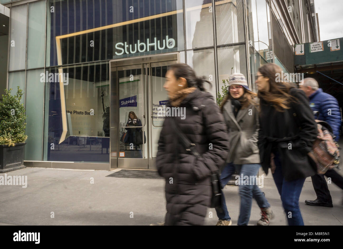 Un courtier de billet en vitrine StubHub Midtown à New York, le samedi 10 mars 2018. StubHub est administré par eBay. (© Richard B. Levine) Banque D'Images