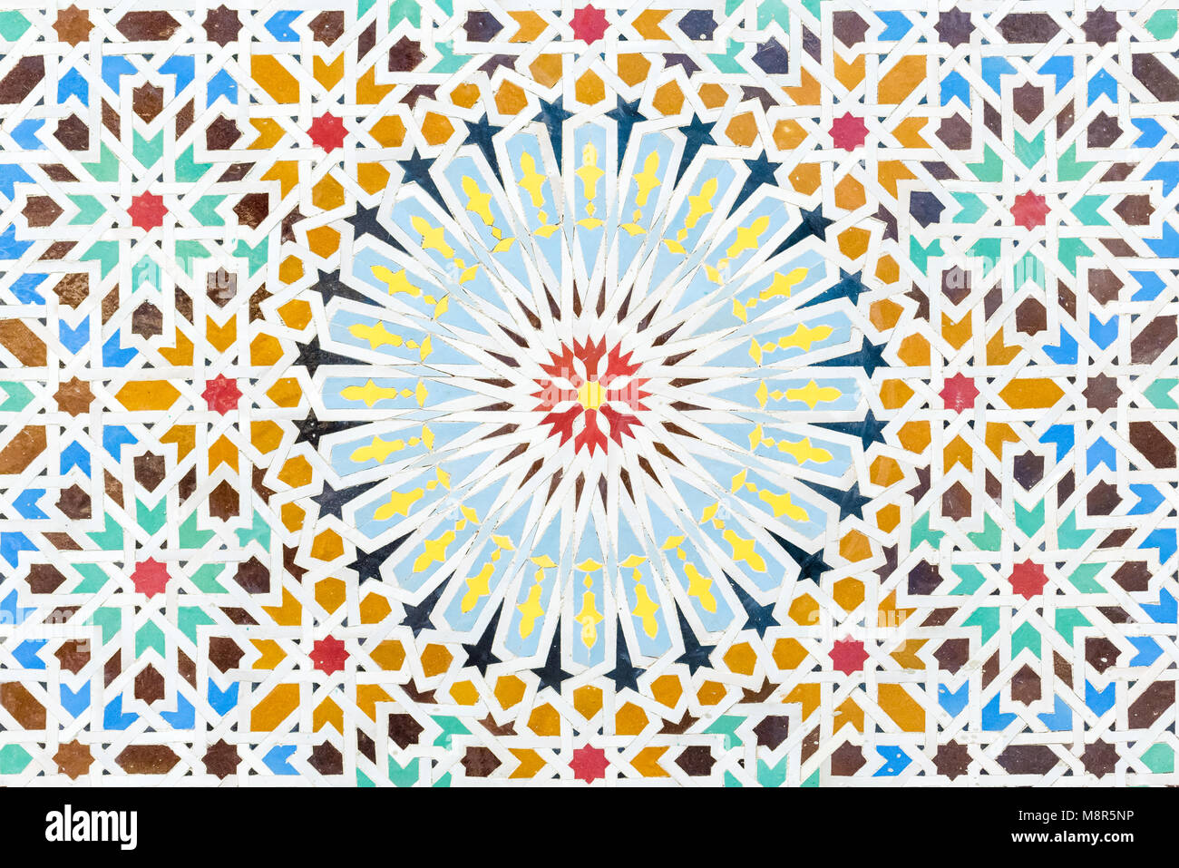 Les carreaux de mur mosaïque zellige arabe à motif géométrique sur le mur de la mosquée Banque D'Images