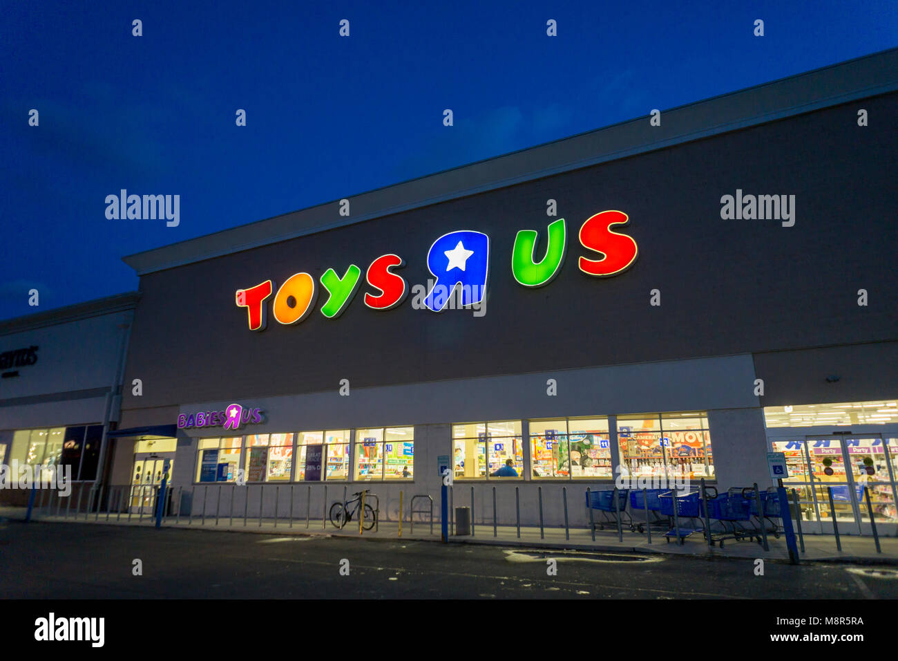 Un magasin Toys R Us dans un centre de Long Island City dans le