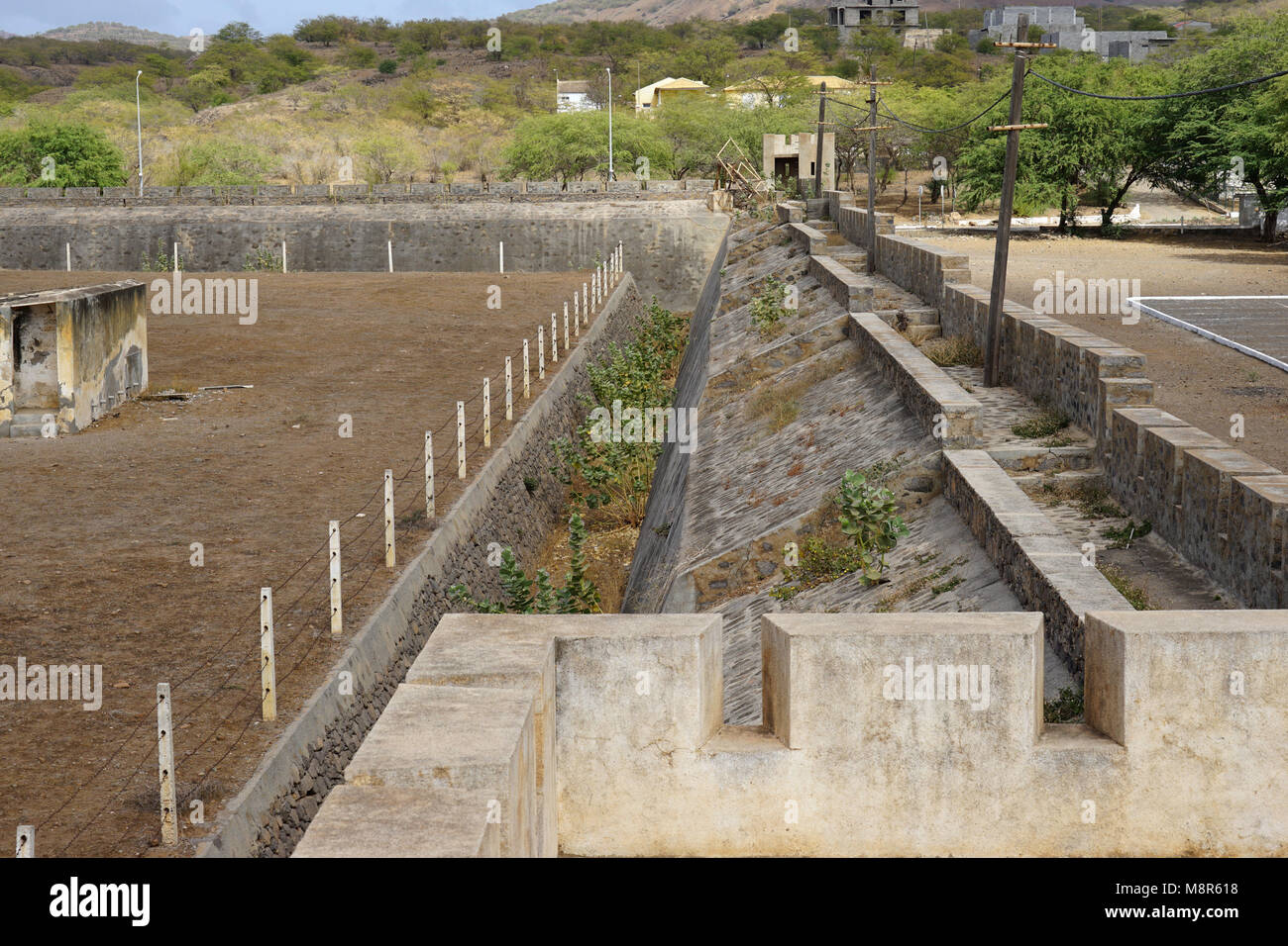 Murs de périmètre autour du camp, le Museu do Tarrafal, Camp de Tarrafal, Tarrafal, l'île de Santiago, Cap-Vert, Afrique Banque D'Images