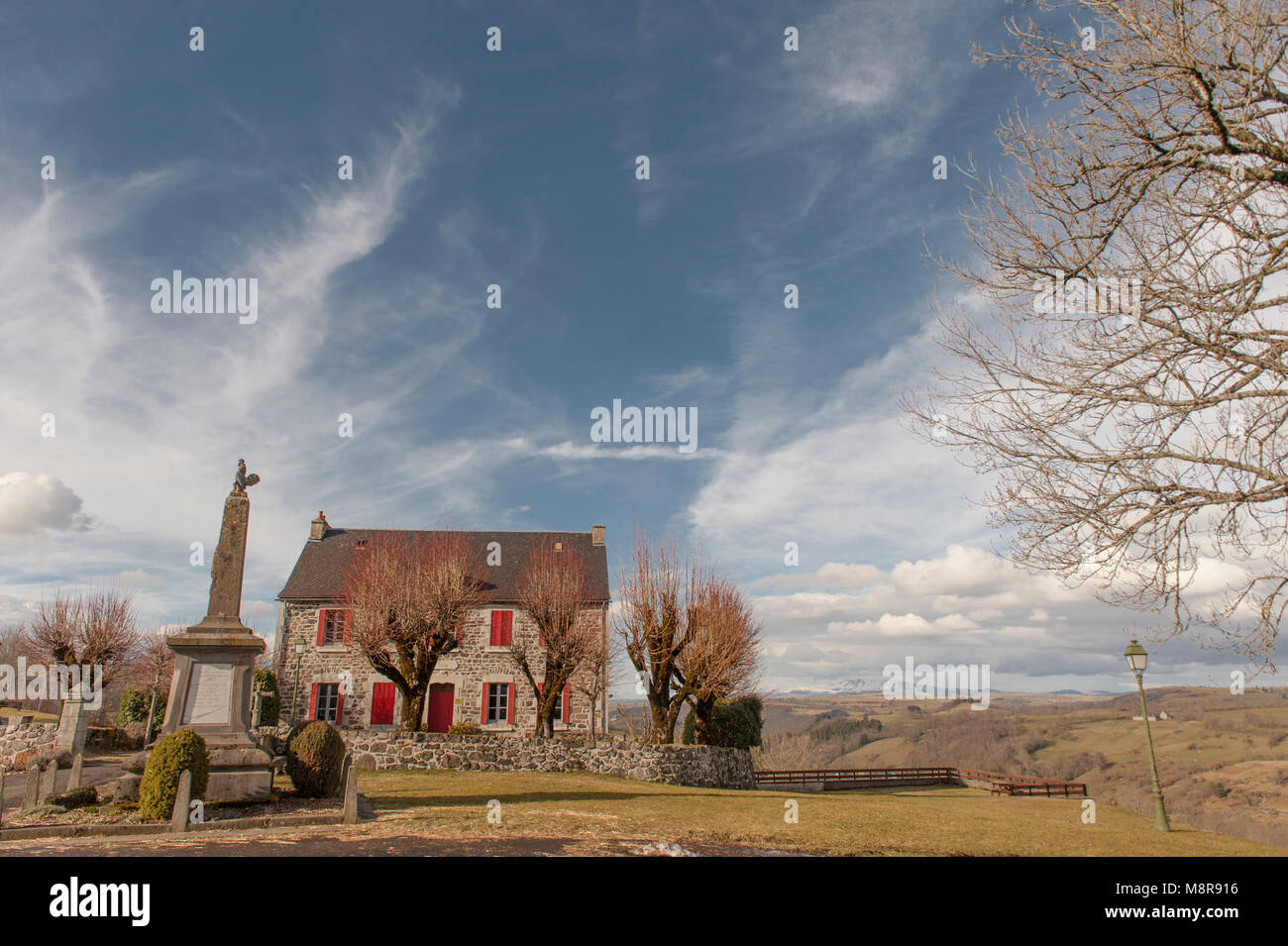 Le petit village de Saint-Hippolyte, dans le Cantal, d'Auvergne, France Banque D'Images