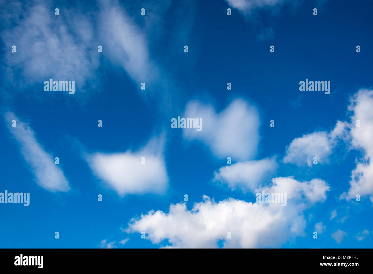 UK, WELWYN - Octobre 2017 : Deep Blue Skies & fluffy clouds Banque D'Images