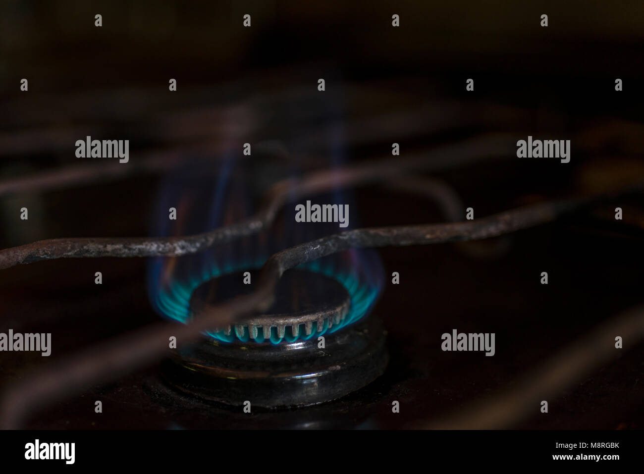 Brûlé de brûleur d'une cuisine avec cheminée au gaz butane bleu Banque D'Images