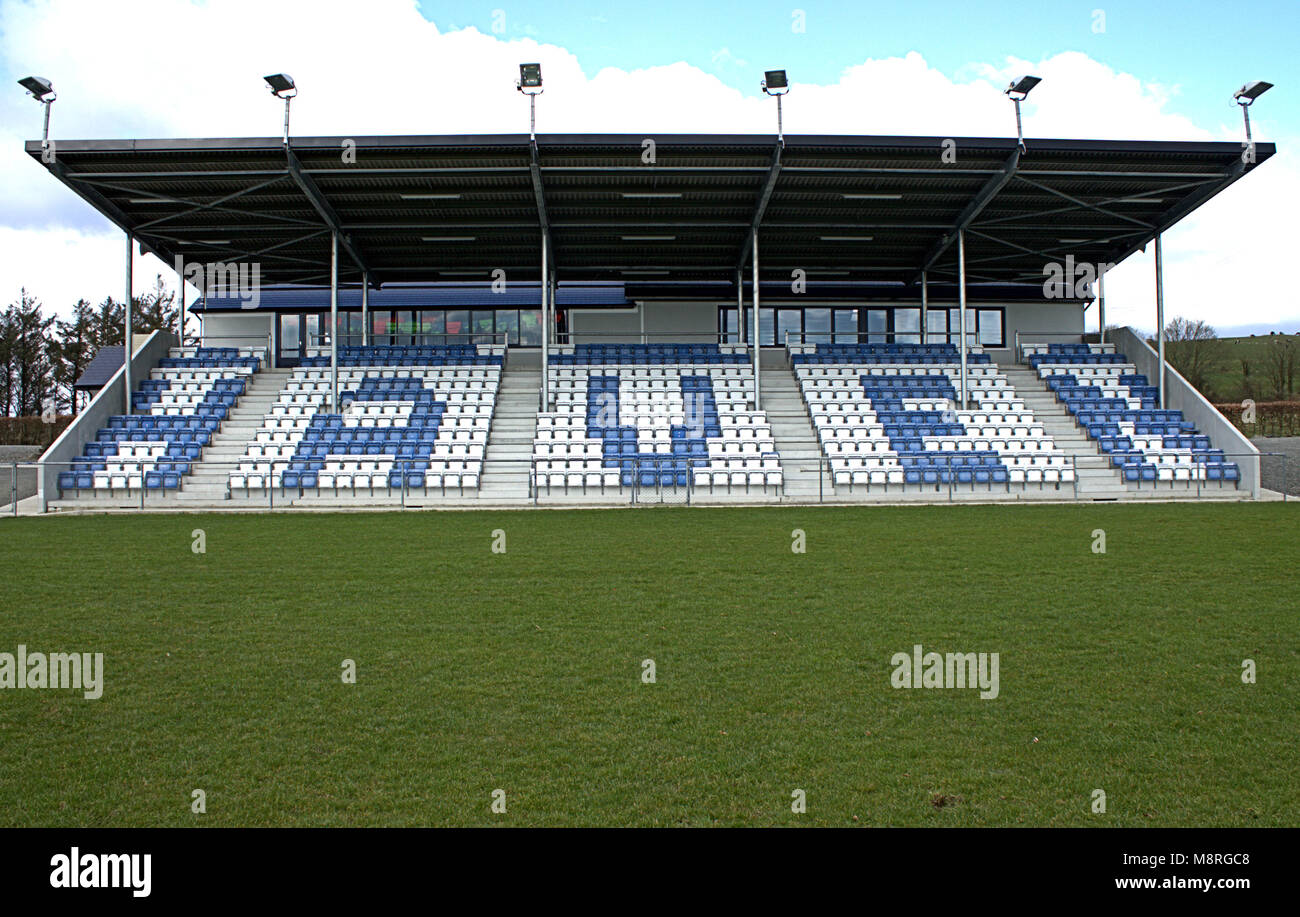 Stade vide sièges qui composent le mot haven en bleu et blanc avant un match de castletownshend, West Cork, Irlande. Banque D'Images