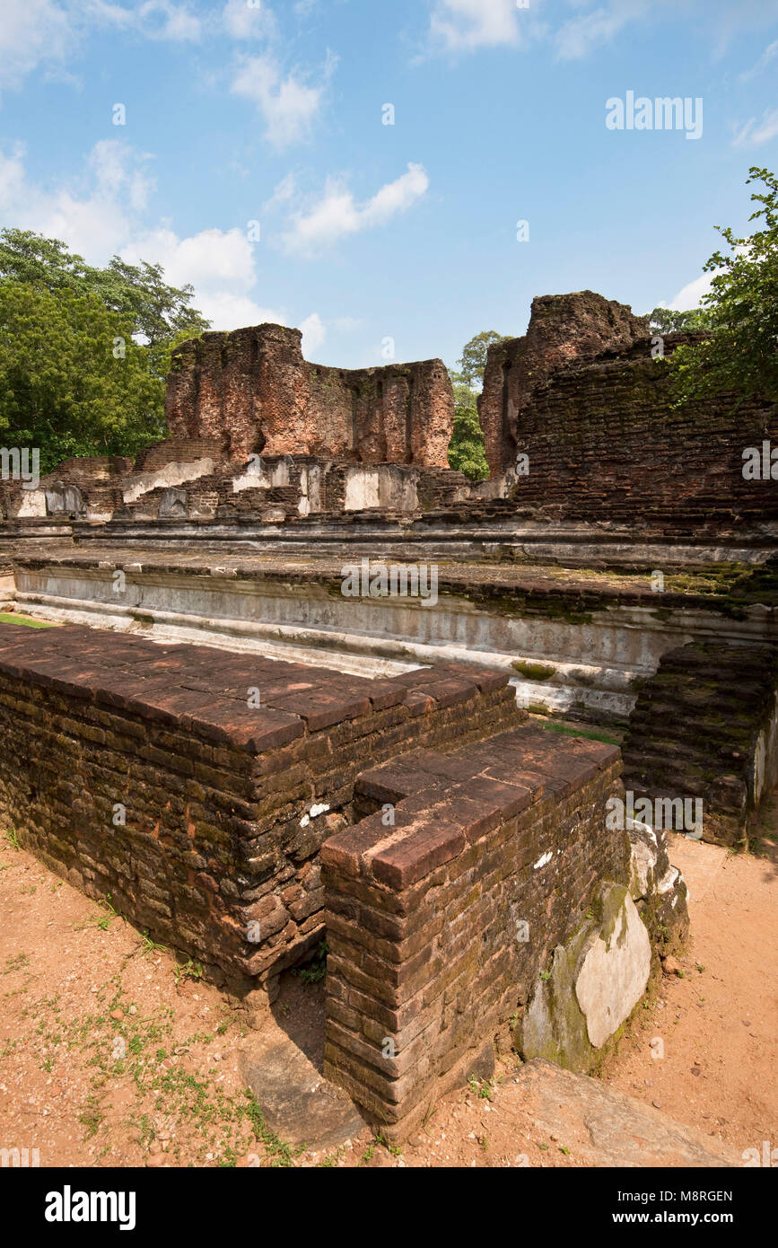 La salle du Conseil du Palais Royal à Polonnaruwa au Sri Lanka lors d'une journée ensoleillée avec ciel bleu. Banque D'Images