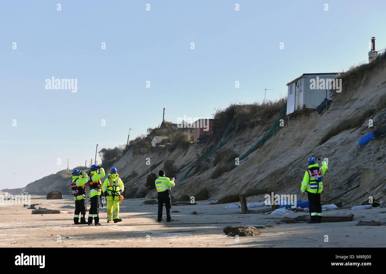 Le personnel des services d'urgence rechercher sur des maisons assis sur le bord de la falaise sur le Marrams à Hemsby, Norfolk, où certaines parties de la falaise s'est effondrée dans la mer après les récentes intempéries. Banque D'Images