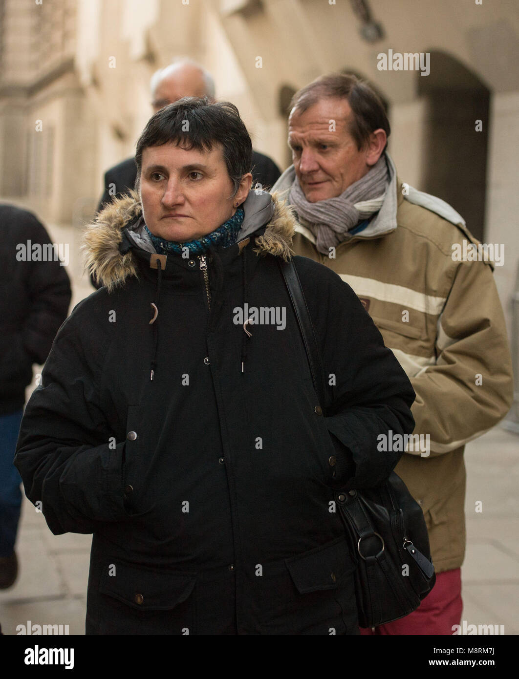 La mère de Sophie Lionnet Catherine Devallonne et le père Patrick Lionnet en dehors de l'Old Bailey, London, au cours du procès de Sabrina Kouider, 35, et 40, Medouni Ouissem qui sont accusés du meurtre de nanny française Sophie Lionnet. Banque D'Images