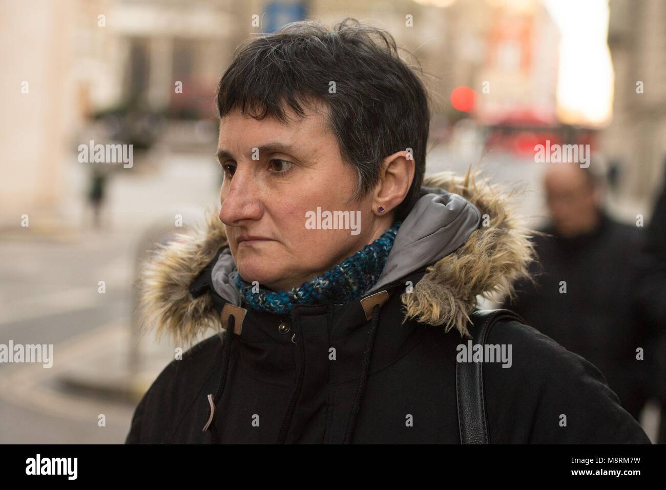 La mère de Sophie Lionnet Catherine Devallonne en dehors de l'Old Bailey, London, au cours du procès de Sabrina Kouider, 35, et 40, Medouni Ouissem qui sont accusés du meurtre de nanny française Sophie Lionnet. Banque D'Images