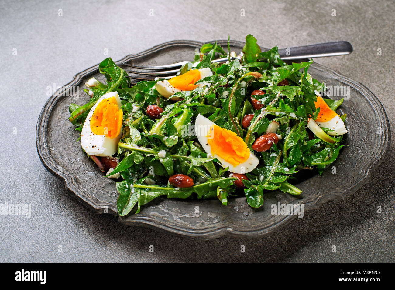 Salade de pissenlit frais sain avec des oeufs et des haricots, Close up Banque D'Images