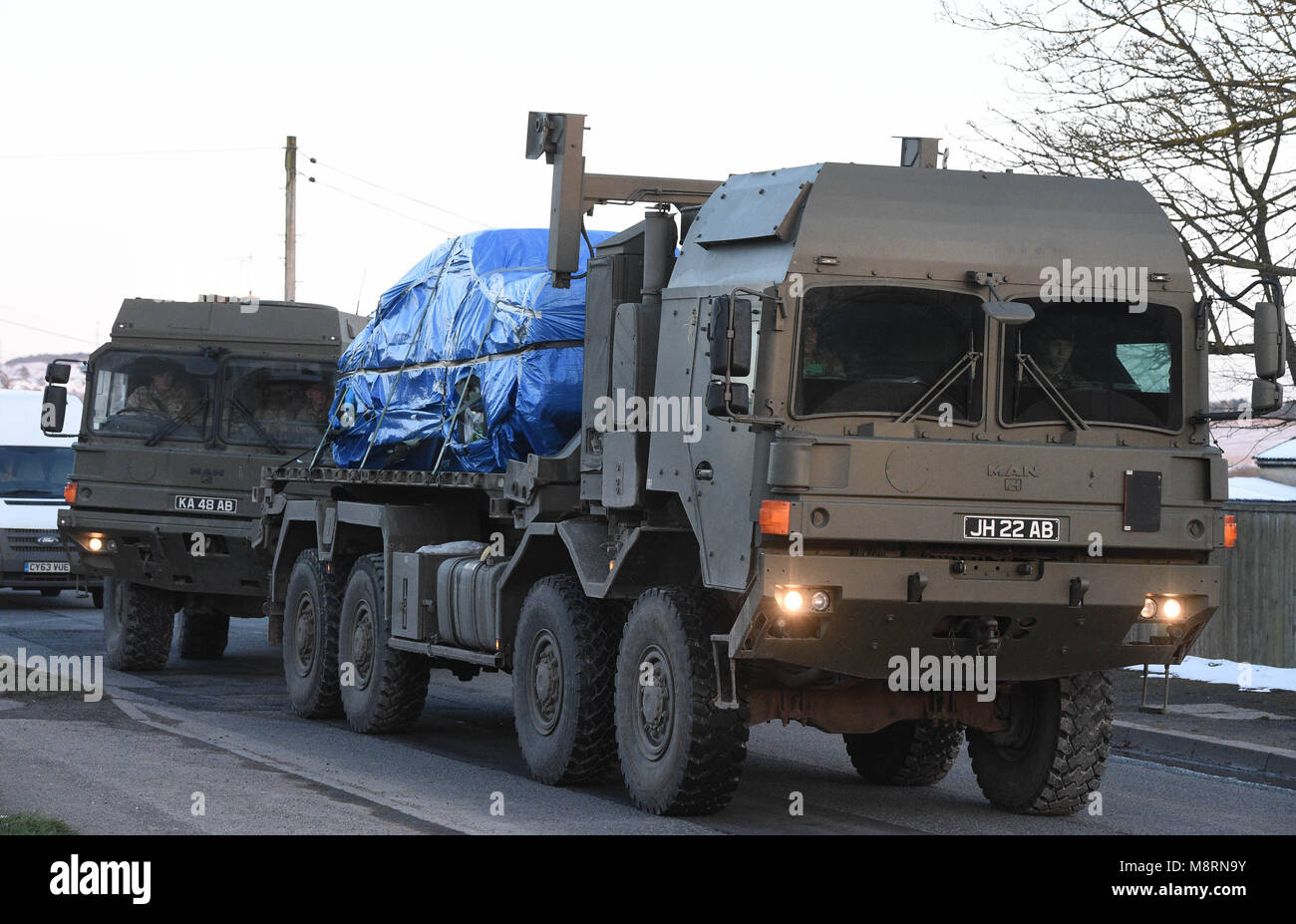 Un véhicule d'intérêt enveloppé dans une bâche bleue est supprimé de Larkhill Road à Durrington, Salisbury, à l'arrière d'un camion de l'armée, comme l'enquête sur l'attaque d'agents neurotoxiques soupçonnés sur double agent russe Sergueï Skripal et sa fille Julia continue. Banque D'Images