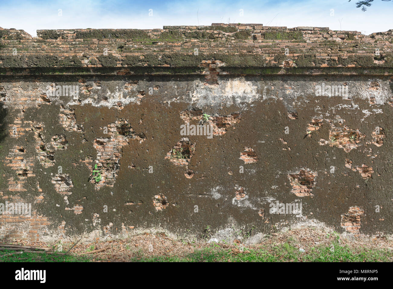 L'article de la citadelle de Hue mur porte encore les dommages et trous de balle dans les violents combats autour de l'Impérial Palace pendant le Têt 1968, au Vietnam. Banque D'Images