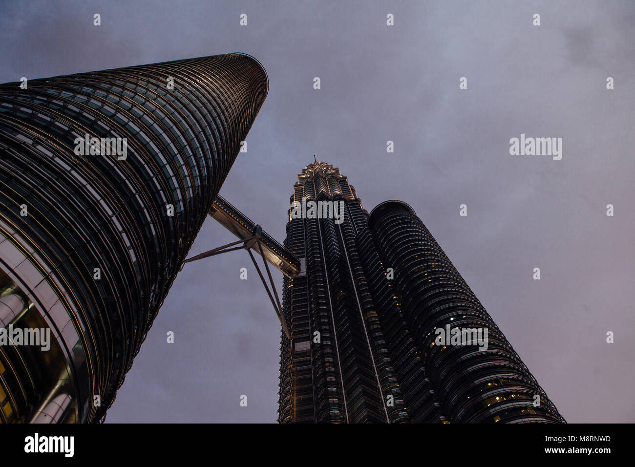 Low angle view of Tours Petronas contre ciel en centre-ville pendant le crépuscule Banque D'Images