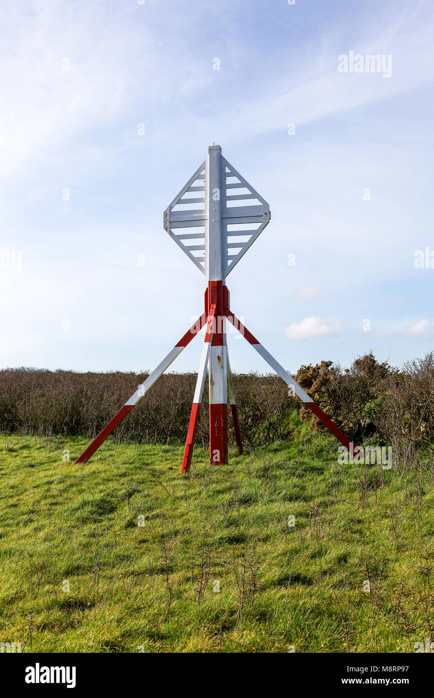 La grande en bois rouge et blanc diamant est connue sous le nom de balise Balk et est une aide à la navigation de jour, Péninsule du Lézard, Cornwall, Angleterre du Sud-Ouest, Royaume-Uni Banque D'Images