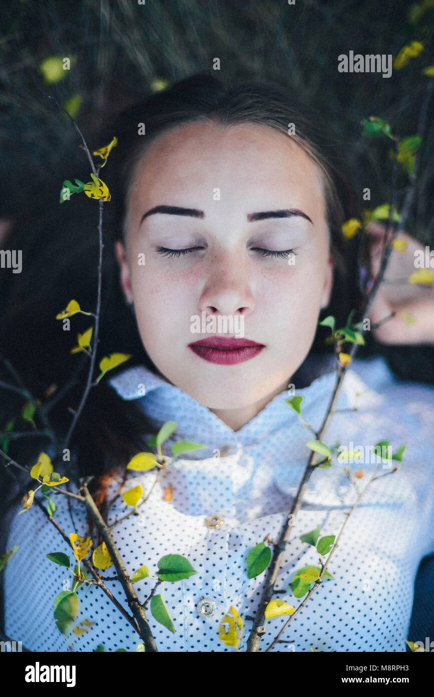 Vue de dessus de couple lying on field at park Banque D'Images