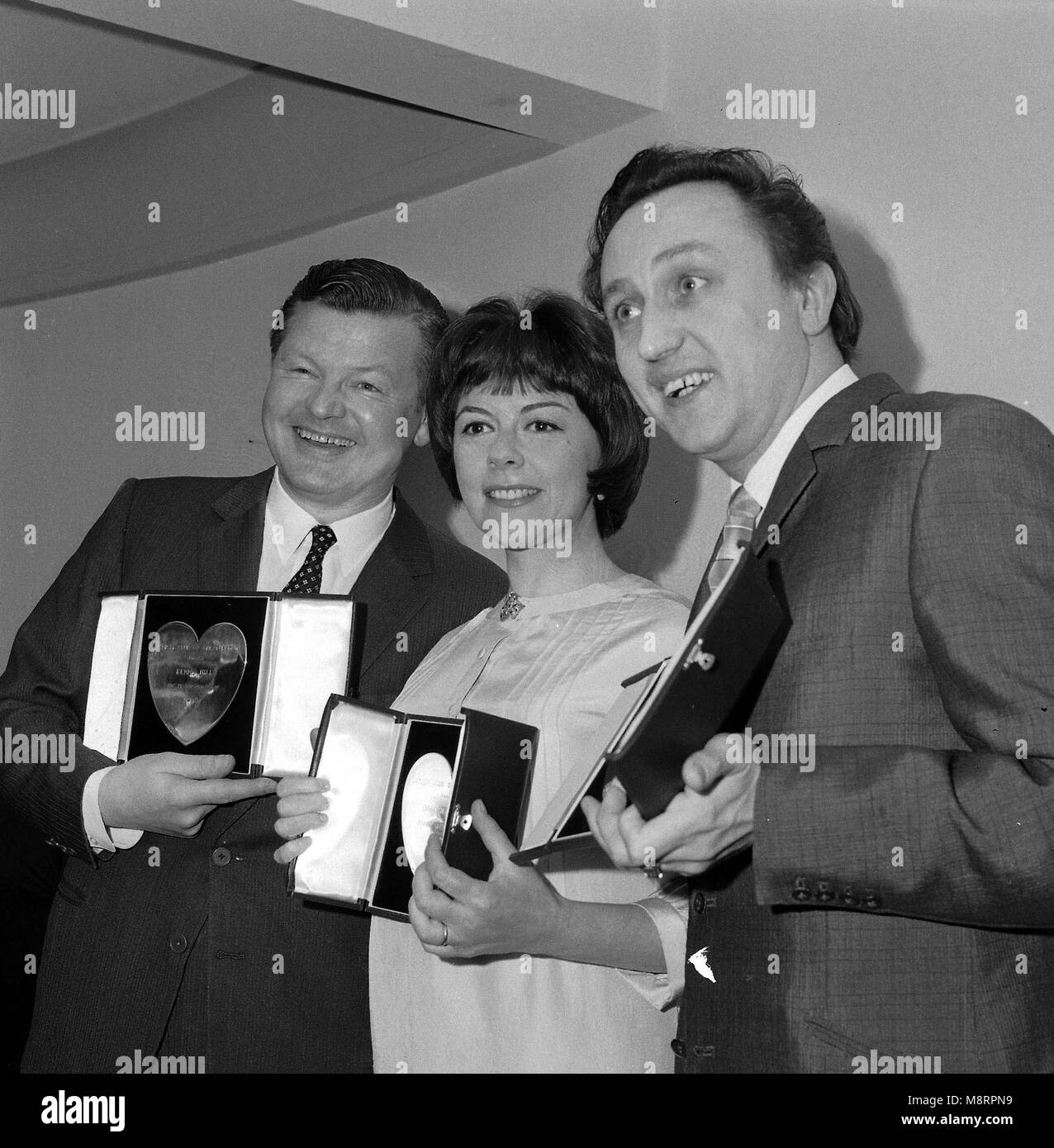Appuyez sur M050000 ©Alpha/F2502 09/03/66 Benny Hill avec Dorothy Tutin & KEN DODD AU VARIETY CLUB SPECTACLE AWARDS TENUE À L'hôtel Savoy à Londres. Banque D'Images