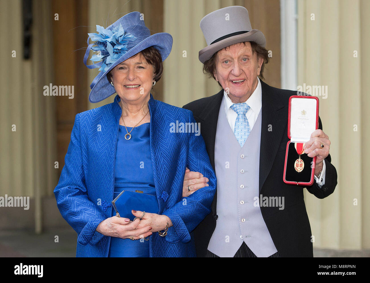 La photo doit être crédité ©Presse Alpha 073074 02/03/2017 Sir Kenneth Arthur Ken Dodd avec sa partenaire Anne Jones pose pour une photo après l'obtention de son titre de chevalier au cours d'une cérémonie d'investiture au palais de Buckingham à Londres. *** Aucun UK droits jusqu'à 28 jours à partir de la photo prise ce jour *** Banque D'Images