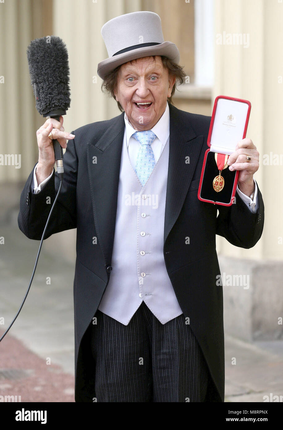 La photo doit être crédité ©Presse Alpha 073074 02/03/2017 Sir Kenneth Arthur Ken Dodd pose pour une photo après l'obtention de son titre de chevalier au cours d'une cérémonie d'investiture au palais de Buckingham à Londres. *** Aucun UK droits jusqu'à 7 jours à partir de la photo prise ce jour *** Banque D'Images