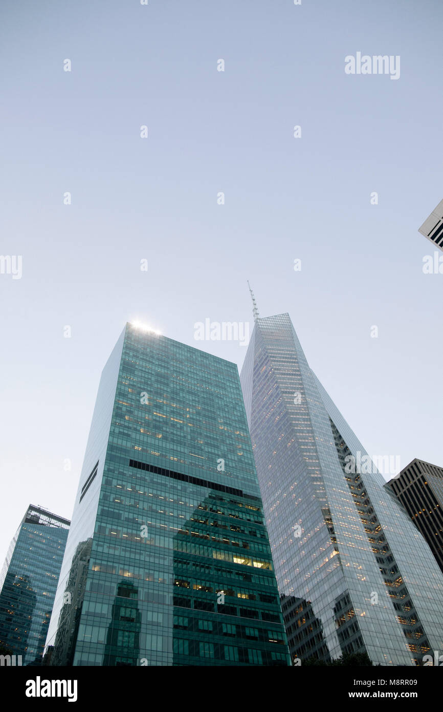 Low angle view of One World Trade Center contre ciel clair au centre-ville de district Banque D'Images