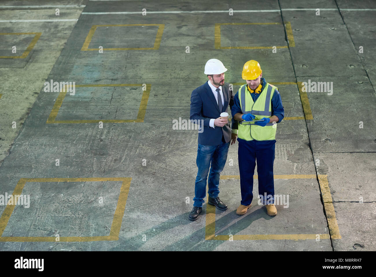 Les ingénieurs du grand angle de l'usine Banque D'Images