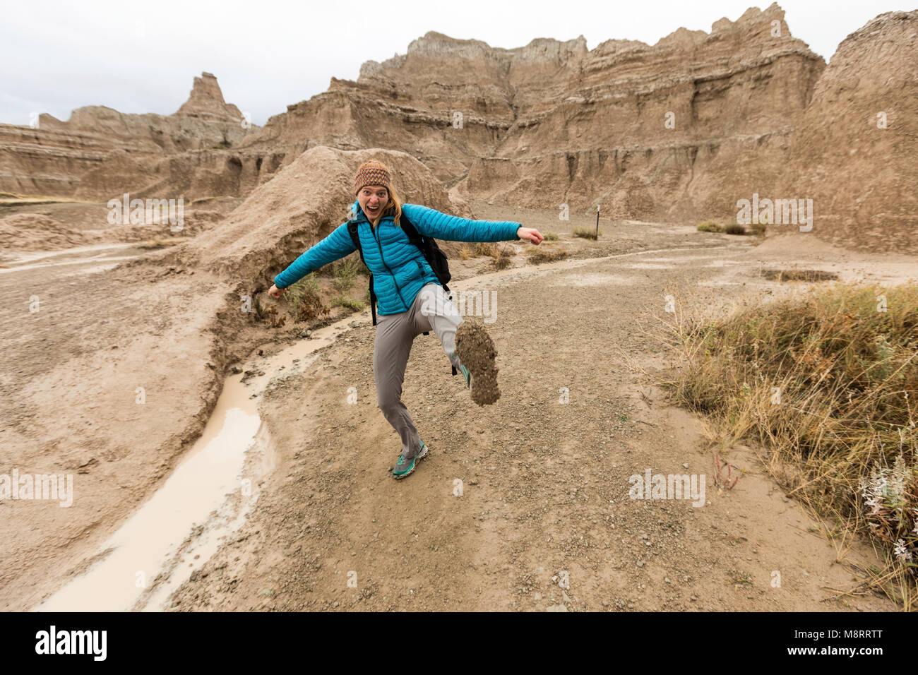 Portrait of happy woman dancing sur terrain contre des rochers à Badlands National Park Banque D'Images