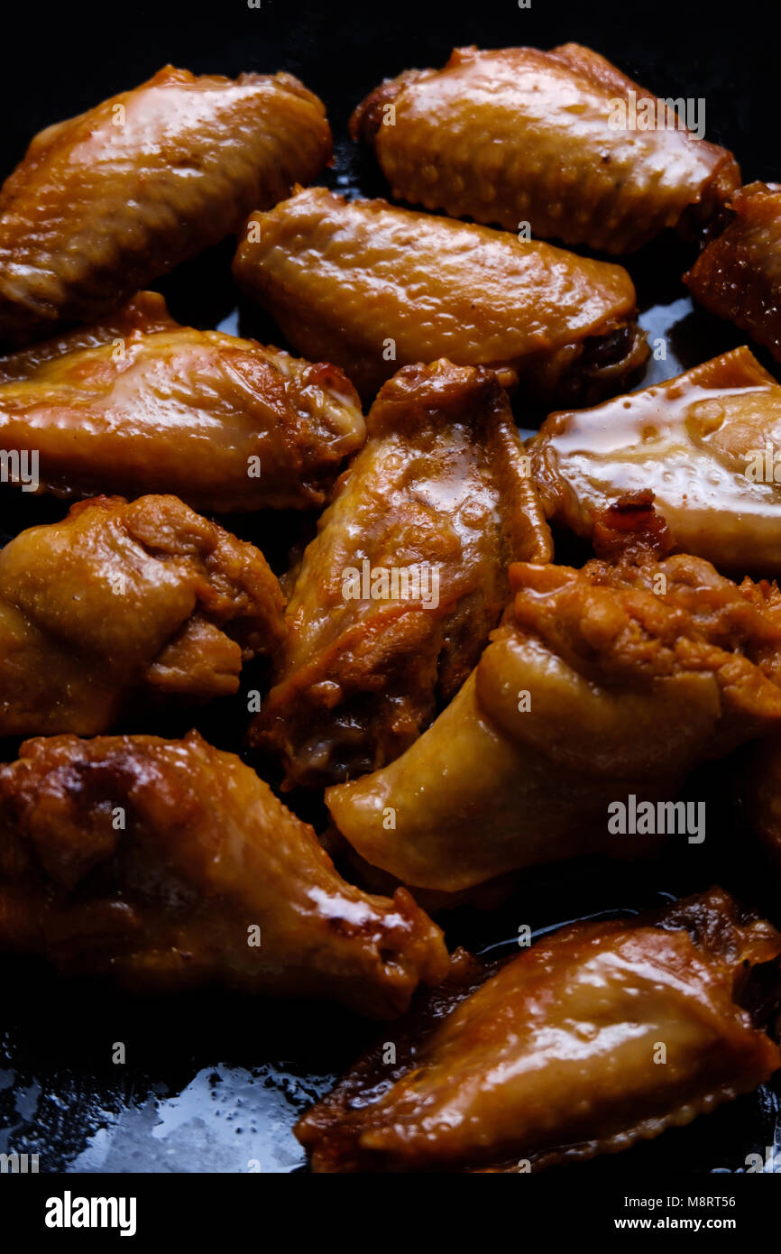 Close-up d'ailes de poulet Buffalo en plat de cuisson Banque D'Images