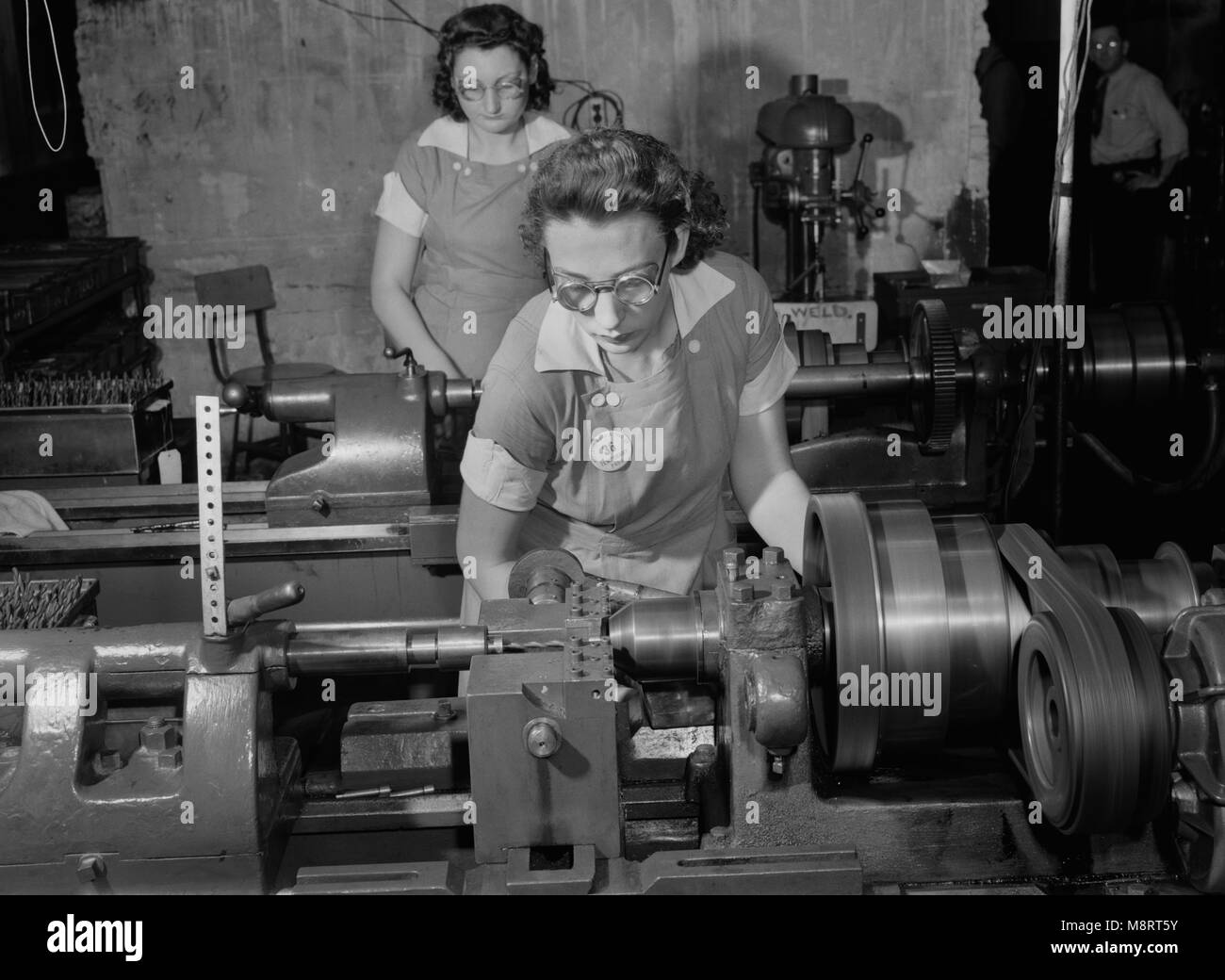 Deux femmes Tour d'exploitation des machines à percer et l'outil Plante qui fabrique les exercices pour l'utilisation dans tous les secteurs de la production de guerre, la République et l'outil de forage Company, Chicago, Illinois, USA, Ann Rosener, Cabinet de la guerre, de l'Information Août 1942 Banque D'Images