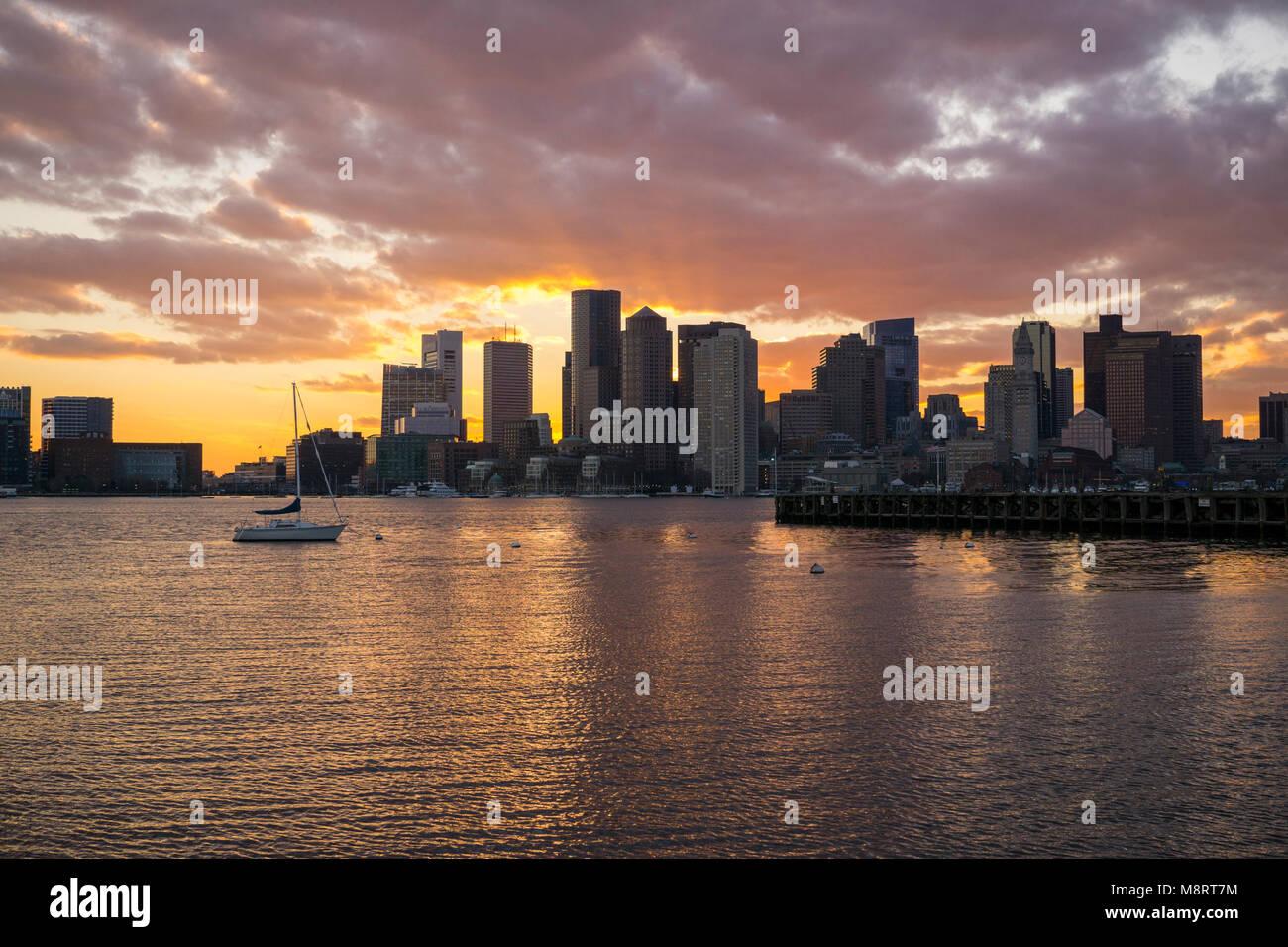 Vue panoramique de la rivière par cityscape contre ciel nuageux pendant le coucher du soleil Banque D'Images