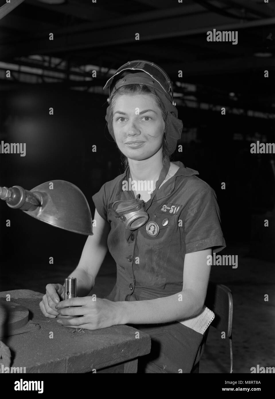 Eunice Hancock, 21 ans, exploite l'air comprimé au moulin de l'usine de moteur d'avions du Midwest, Ann Rosener, Cabinet de la guerre, de l'Information Août 1942 Banque D'Images