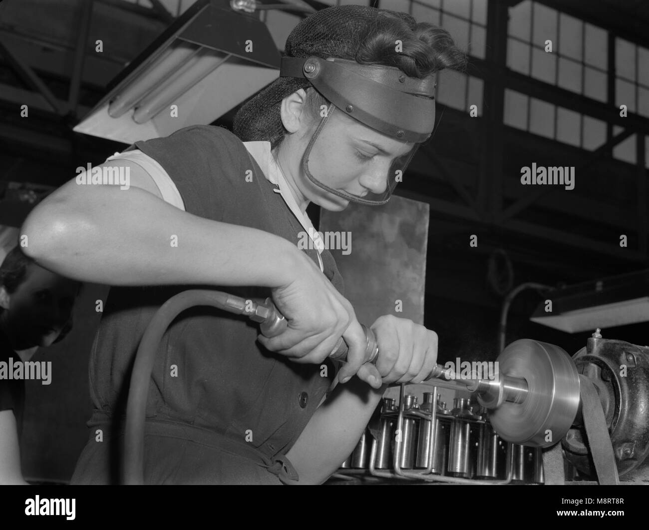 Travailleuse d'air comprimé à la machine d'exploitation des aéronefs, l'usine moteur Midwest Ann Rosener, Cabinet de la guerre, de l'Information Août 1942 Banque D'Images