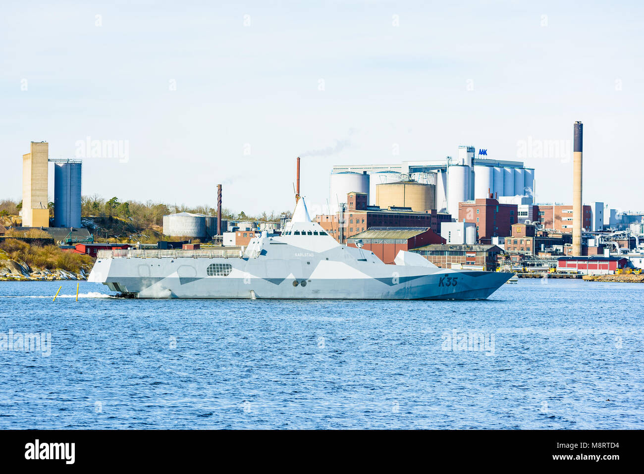 Karlshamn, Suède - 19 mars 2018 : Documentaire de la vie quotidienne et de l'environnement. Marine Stealth missile classe Visby corvette K35 r à l'exercice de Karlstad Banque D'Images