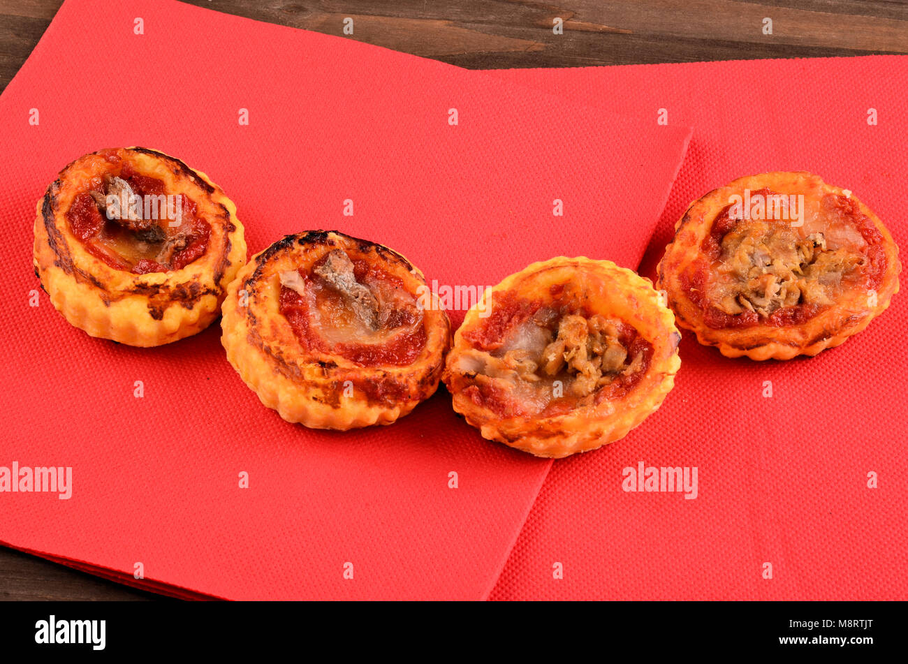 Pizza - finger food on table de restaurant Banque D'Images