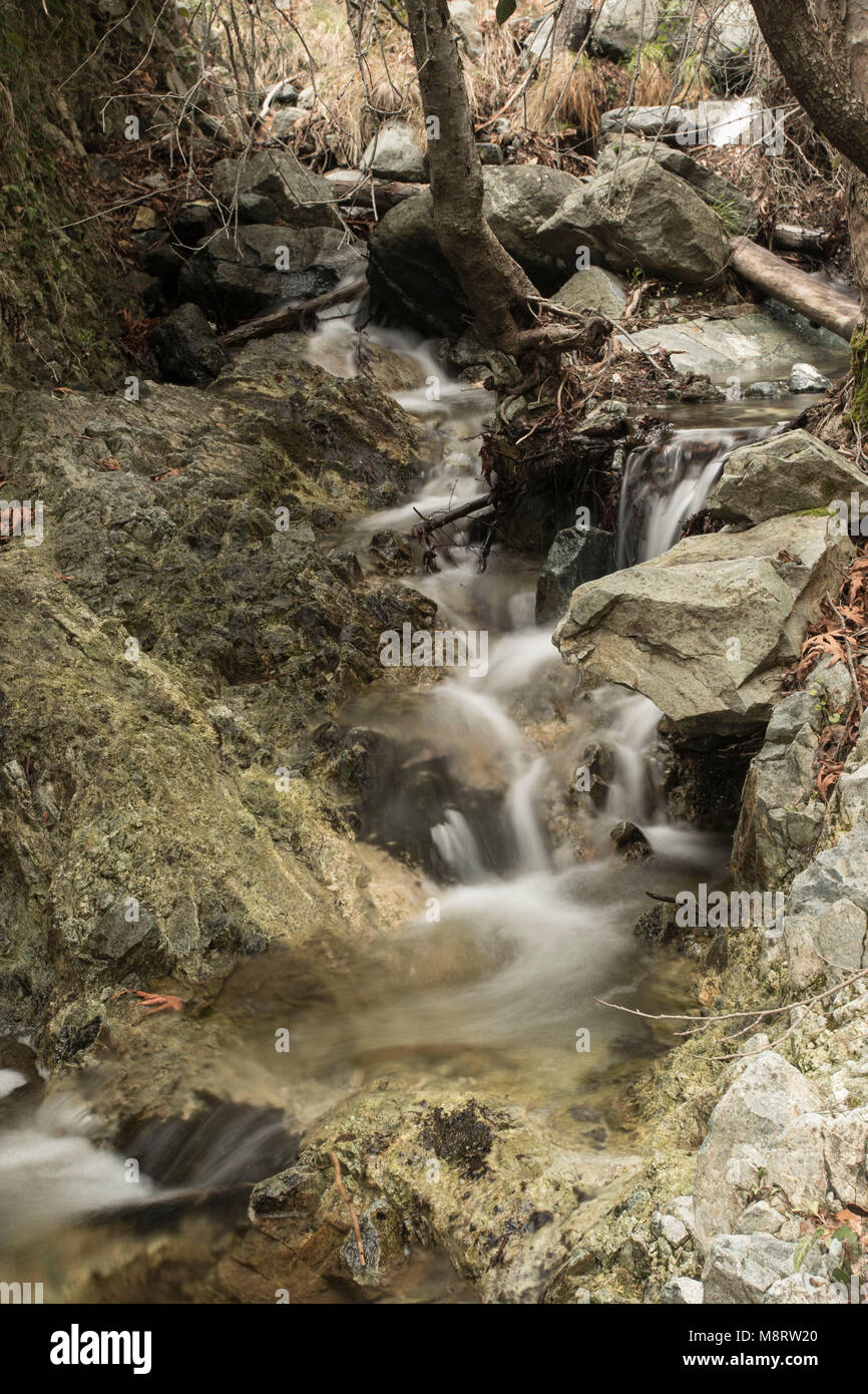 Plus de cascade de grosses pierres entre forêt sur le sentier de la Nouvelle-Calédonie, montagnes Troodos, Platres, Chypre Banque D'Images