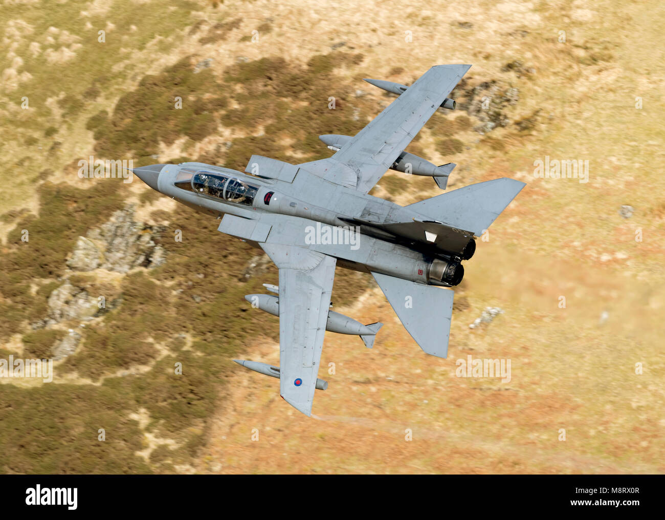 RAF Tornado Gr4, volant bas niveau dans la boucle de Mach, MCL7 dans les galles Banque D'Images
