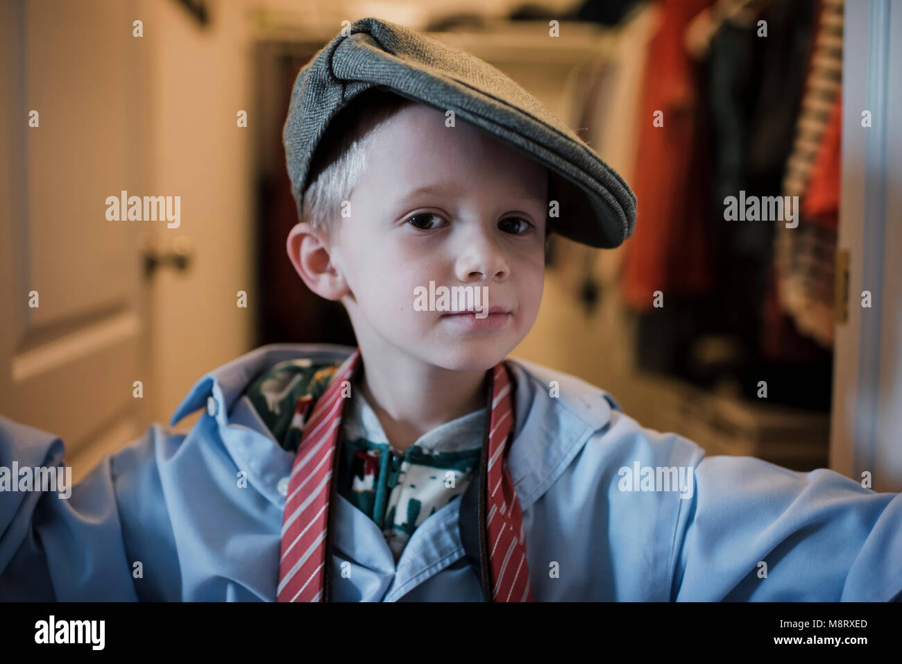 Portrait of boy wearing chemise et cravate avec cap tout en se tenant à la maison Banque D'Images
