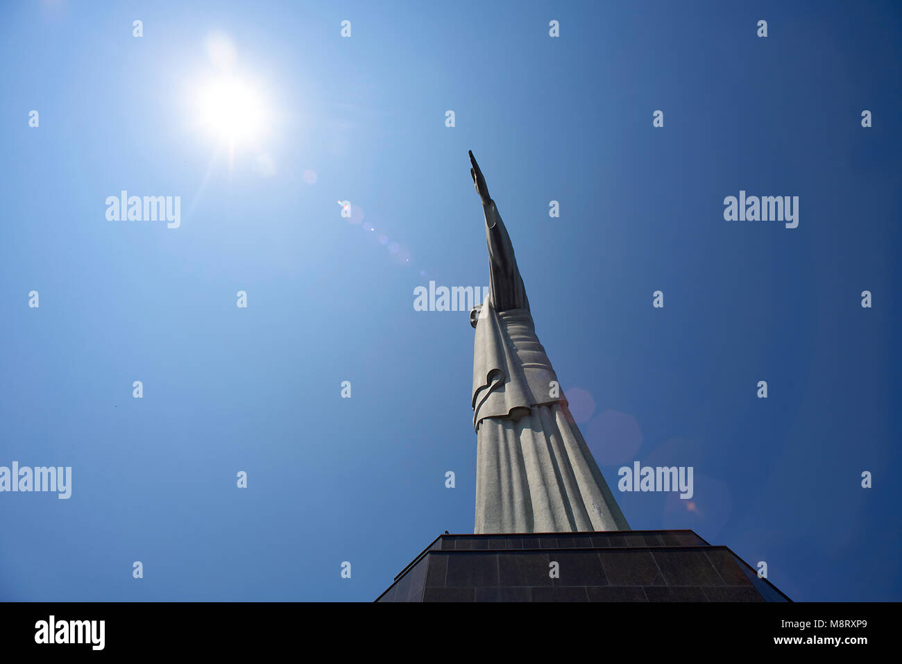 Low angle view of Christ Rédempteur contre ciel clair au cours de journée ensoleillée Banque D'Images