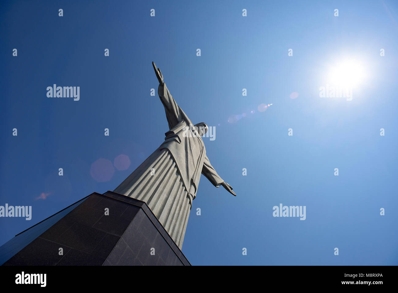Low angle view of Christ Rédempteur contre ciel bleu clair au cours de journée ensoleillée Banque D'Images