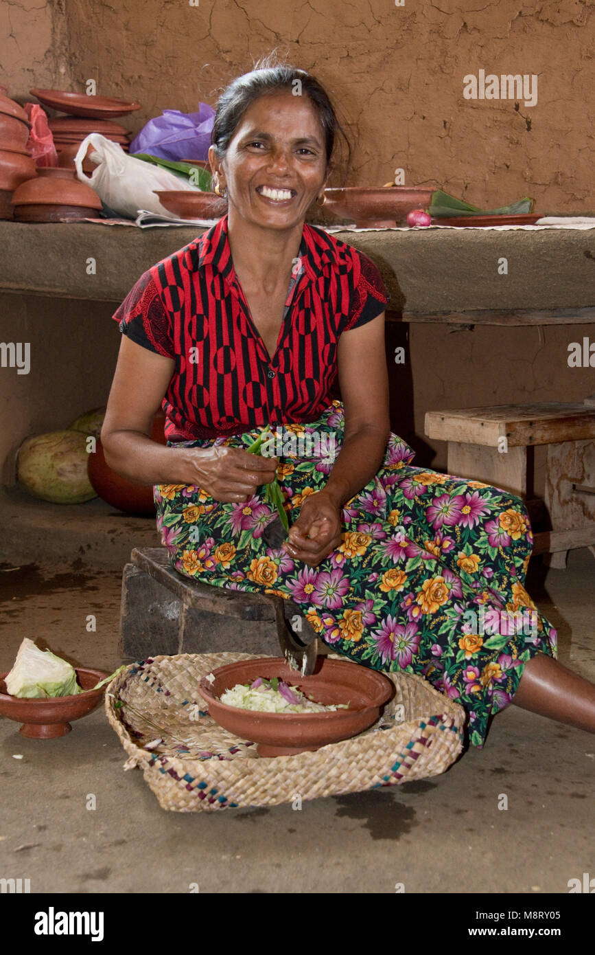 Une aimable femme sri-lankais de la préparation des aliments traditionnels à son domicile - une petite ferme juste à l'extérieur de Sigiriya. Banque D'Images