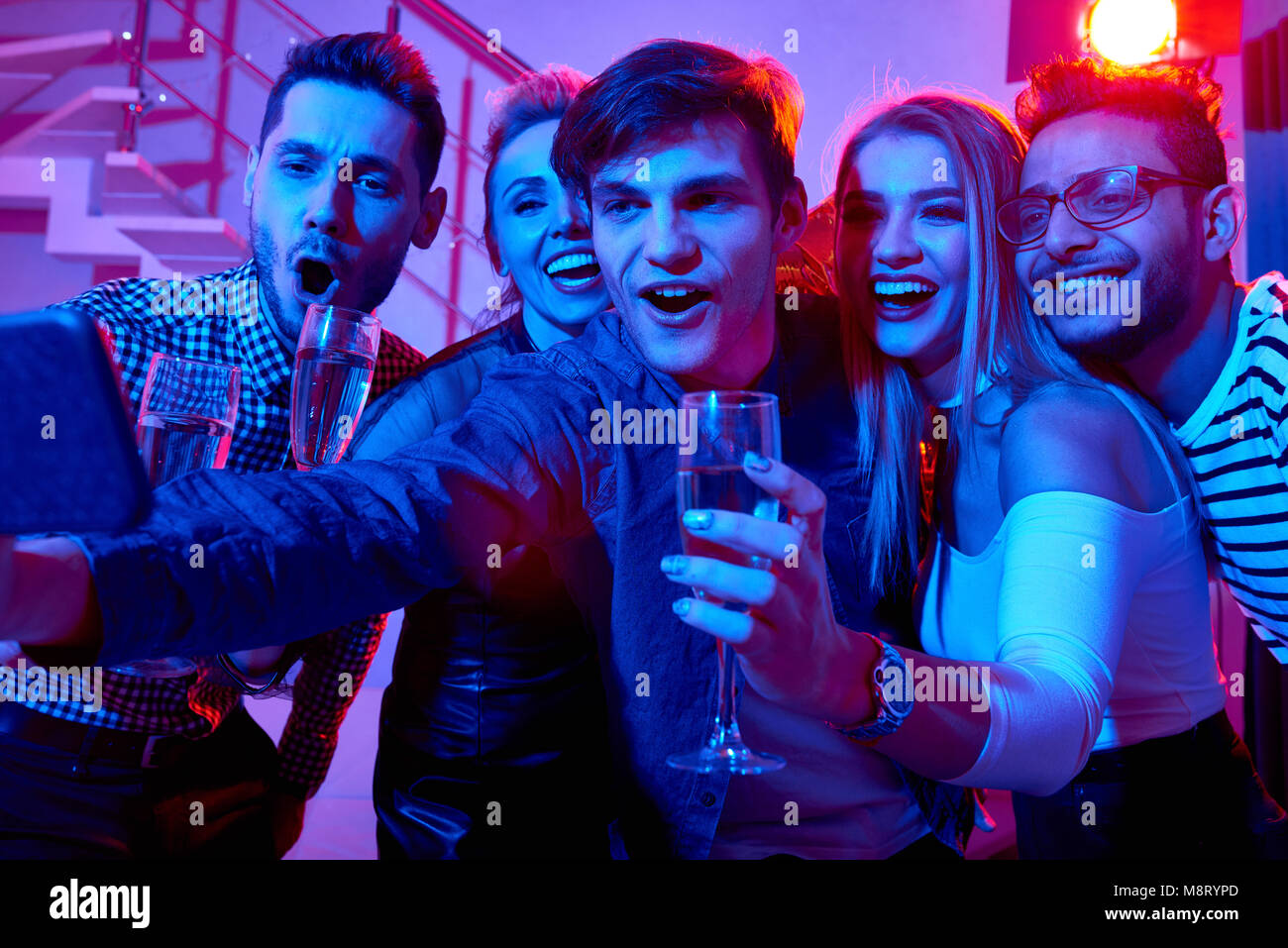 Les jeunes excités de prendre à partie Selfies Banque D'Images