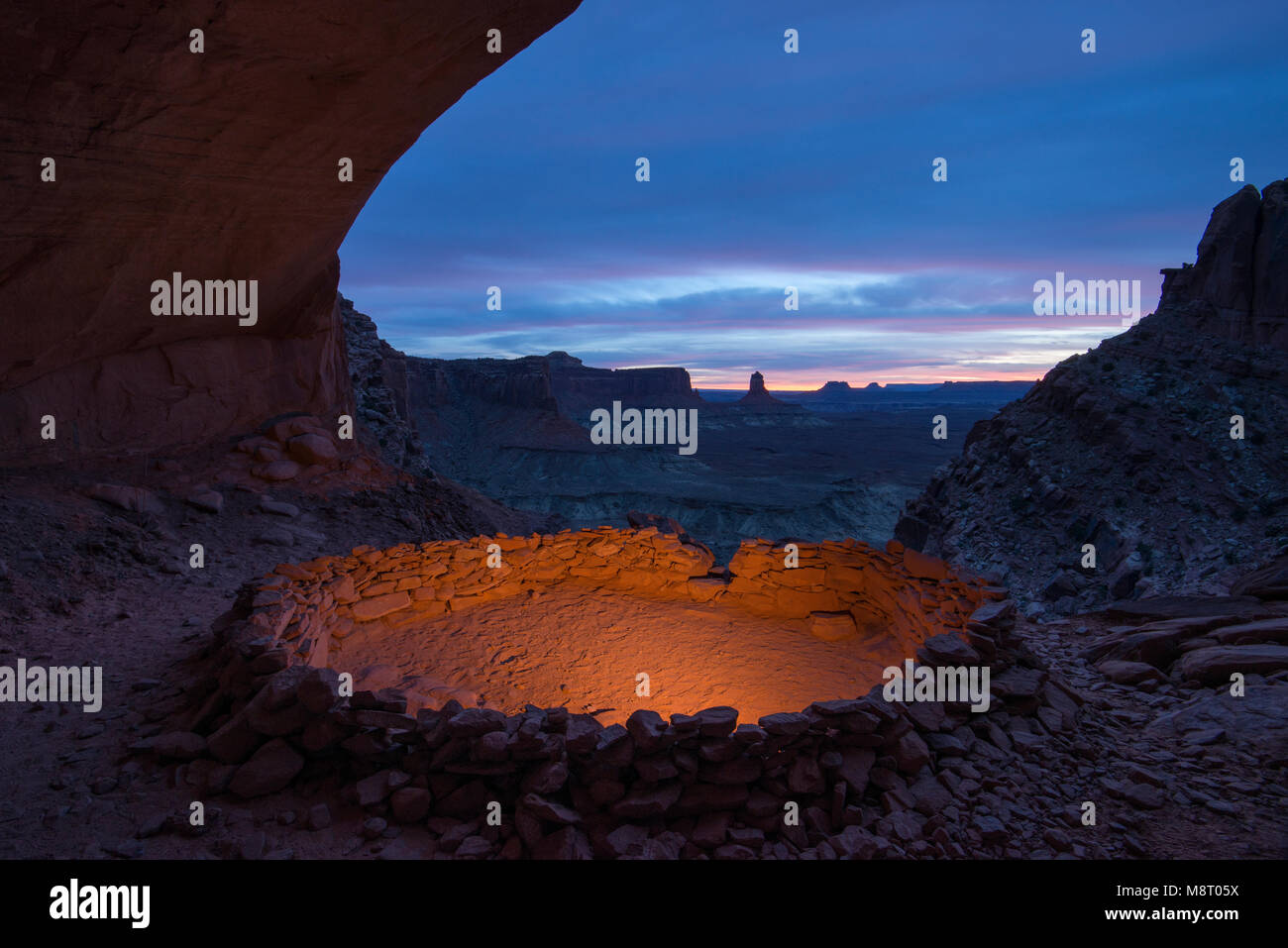 Les ruines de False Kiva au coucher du soleil dans le Parc National de Canyonlands, Utah. Banque D'Images