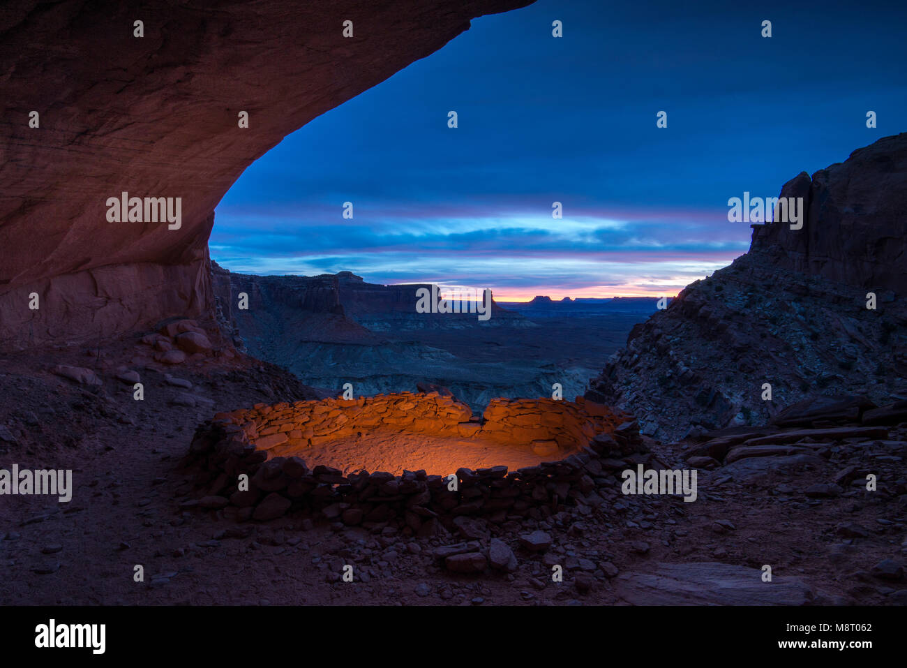 Les ruines de False Kiva au coucher du soleil dans le Parc National de Canyonlands, Utah. Banque D'Images