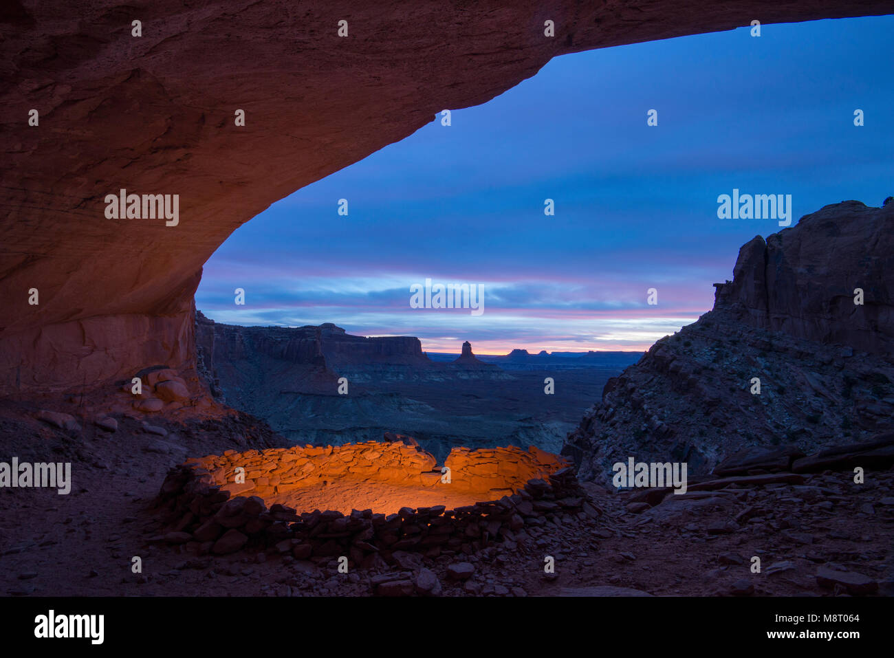 Les ruines de False Kiva au coucher du soleil dans le Parc National de Canyonlands, Utah. Banque D'Images