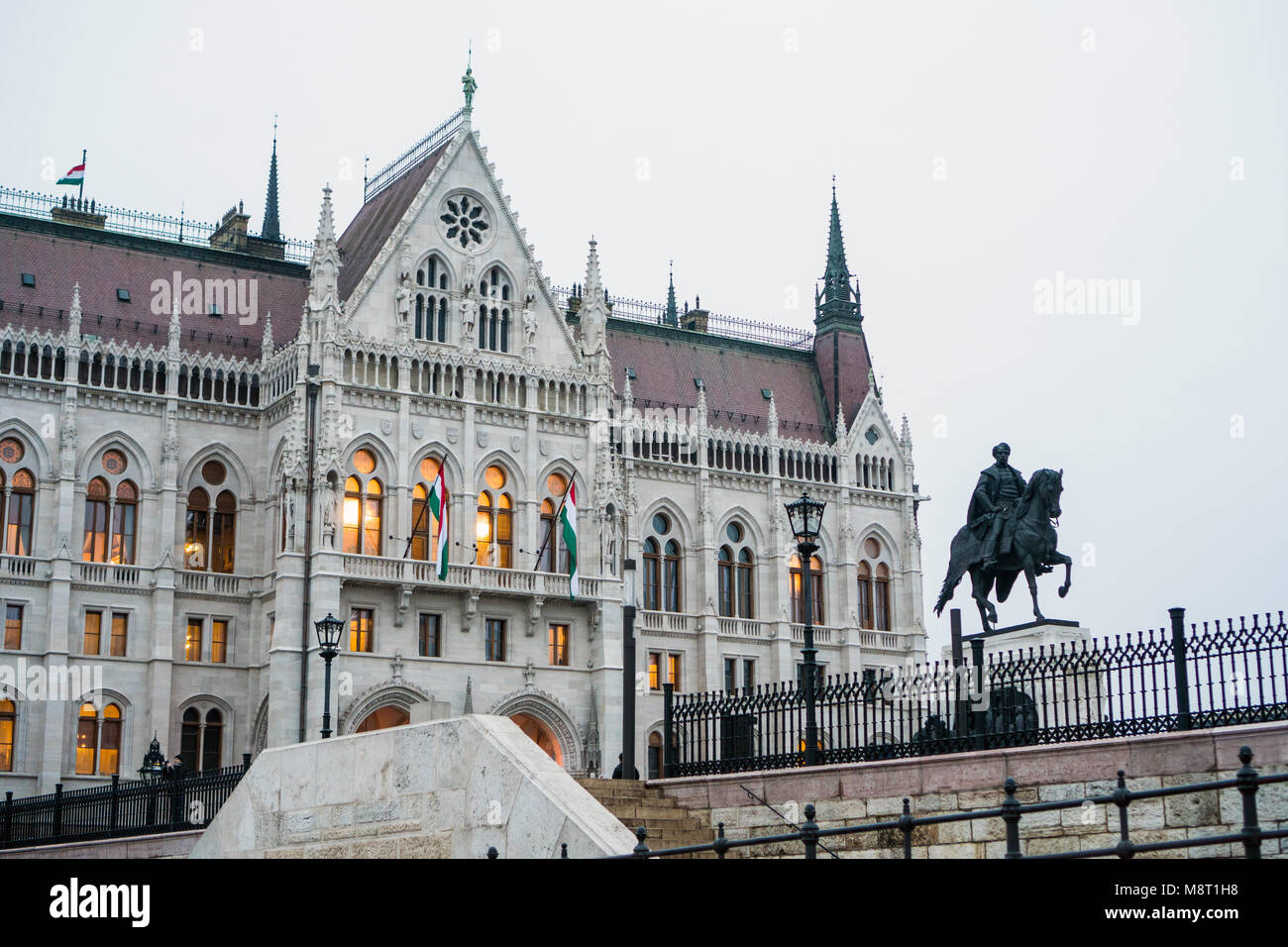 Bâtiment du parlement de Budapest avec Statue du Comte Gyula Andrássy sur le cheval Banque D'Images