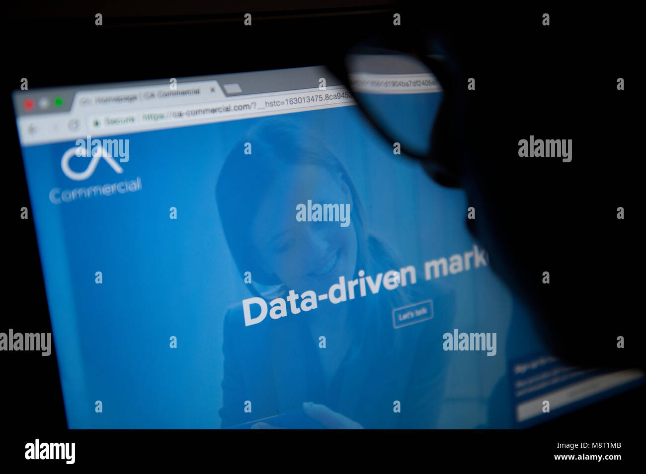 Une personne regarde le site web de l'Analytica Cambridge Banque D'Images