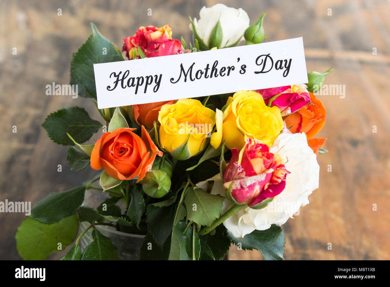 Bonne Fête des mères, carte de souhaits, de bouquet de roses multicolores. Banque D'Images