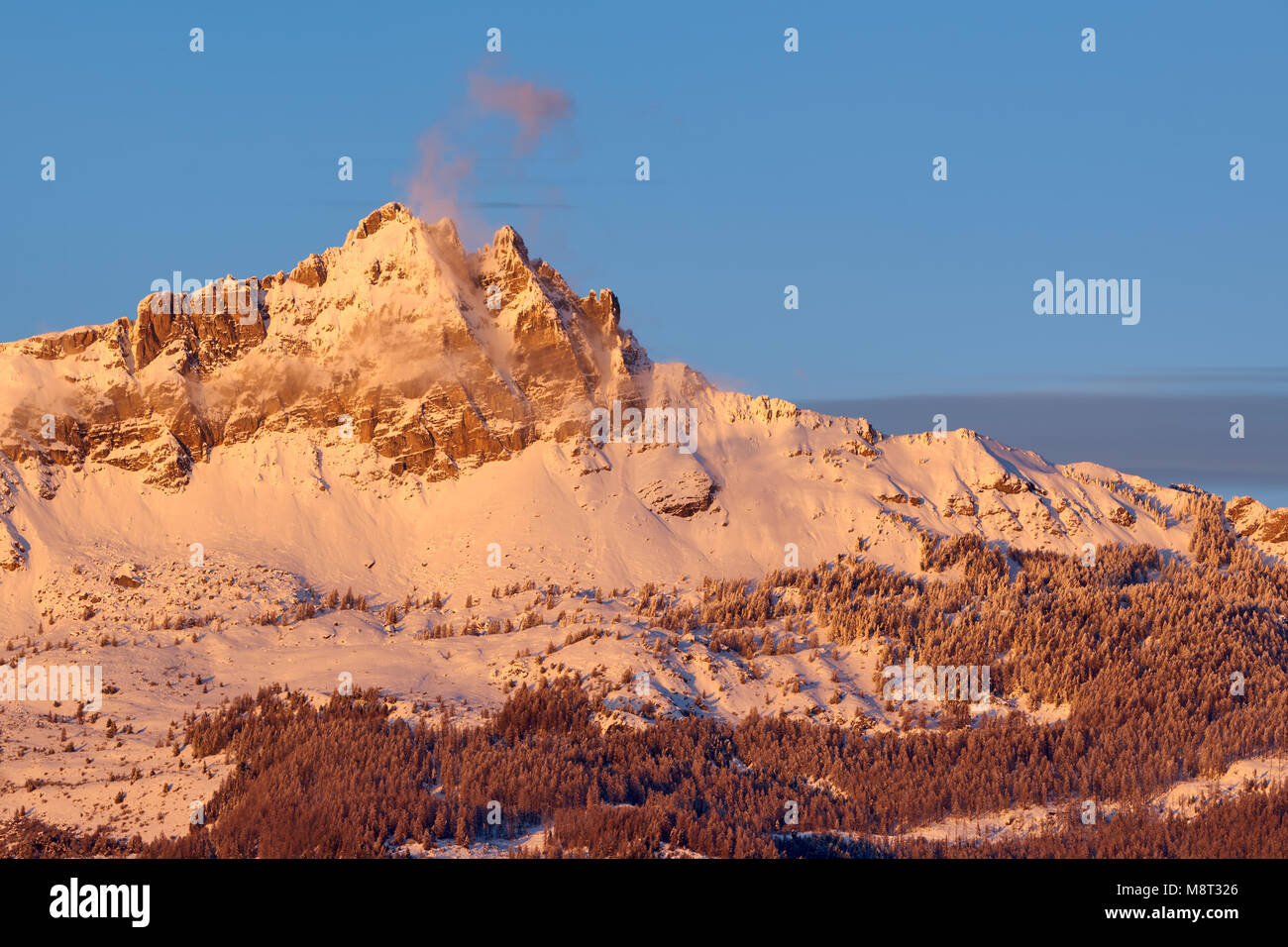 Coucher du soleil sur les aiguilles (aiguilles de Chabrieres Chabrieres) en hiver. Parc National des Ecrins, Hautes-Alpes, Alpes, France Banque D'Images